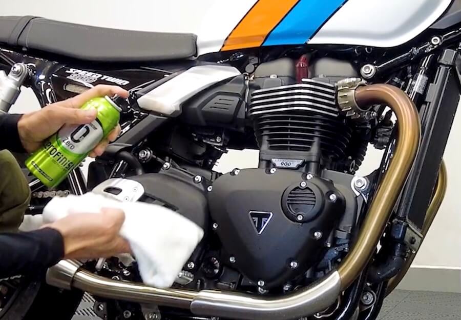 シュアラスター洗車図鑑｜トライアンフスピードツイン900｜【洗車図鑑】車種別バイクの洗い方教えます：伝統のバーチカルツインエンジン搭載・トライアンフ スピードツイン900編