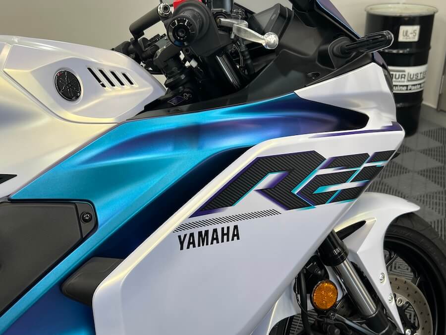 シュアラスター洗車図鑑｜YZF-R25｜洗車図鑑【車種別バイクの洗い方教えます】美しいマットカラーが映える、ヤマハYZF-R25[2025] 編