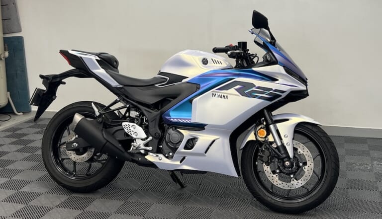 シュアラスター洗車図鑑｜YZF-R25｜洗車図鑑【車種別バイクの洗い方教えます】美しいマットカラーが映える、ヤマハYZF-R25[2025] 編