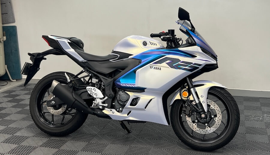 シュアラスター洗車図鑑｜YZF-R25｜洗車図鑑【車種別バイクの洗い方教えます】美しいマットカラーが映える、ヤマハYZF-R25[2025] 編