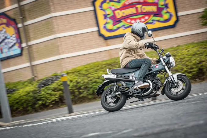 ホンダ ダックス125｜[初めてのバイクにおすすめ] 通勤／通学、2人乗りもOKの遊べる原付二種「ダックス125」は初心者も安心!
