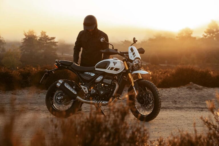 トライアンフ｜スクランブラー400XC｜2026年モデル｜普通二輪免許で乗れるトライアンフ 新型「スクランブラー400 XC」発表！ チューブレススポークホイールやガード類を備えた本格派へ