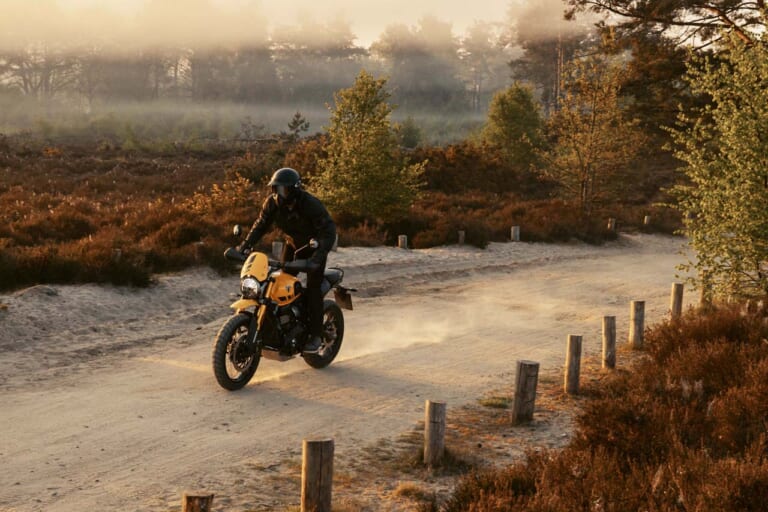 トライアンフ|スクランブラー400XC|2026年モデル|普通二輪免許で乗れるトライアンフ 新型「スクランブラー400 XC」発表! チューブレススポークホイールやガード類を備えた本格派へ