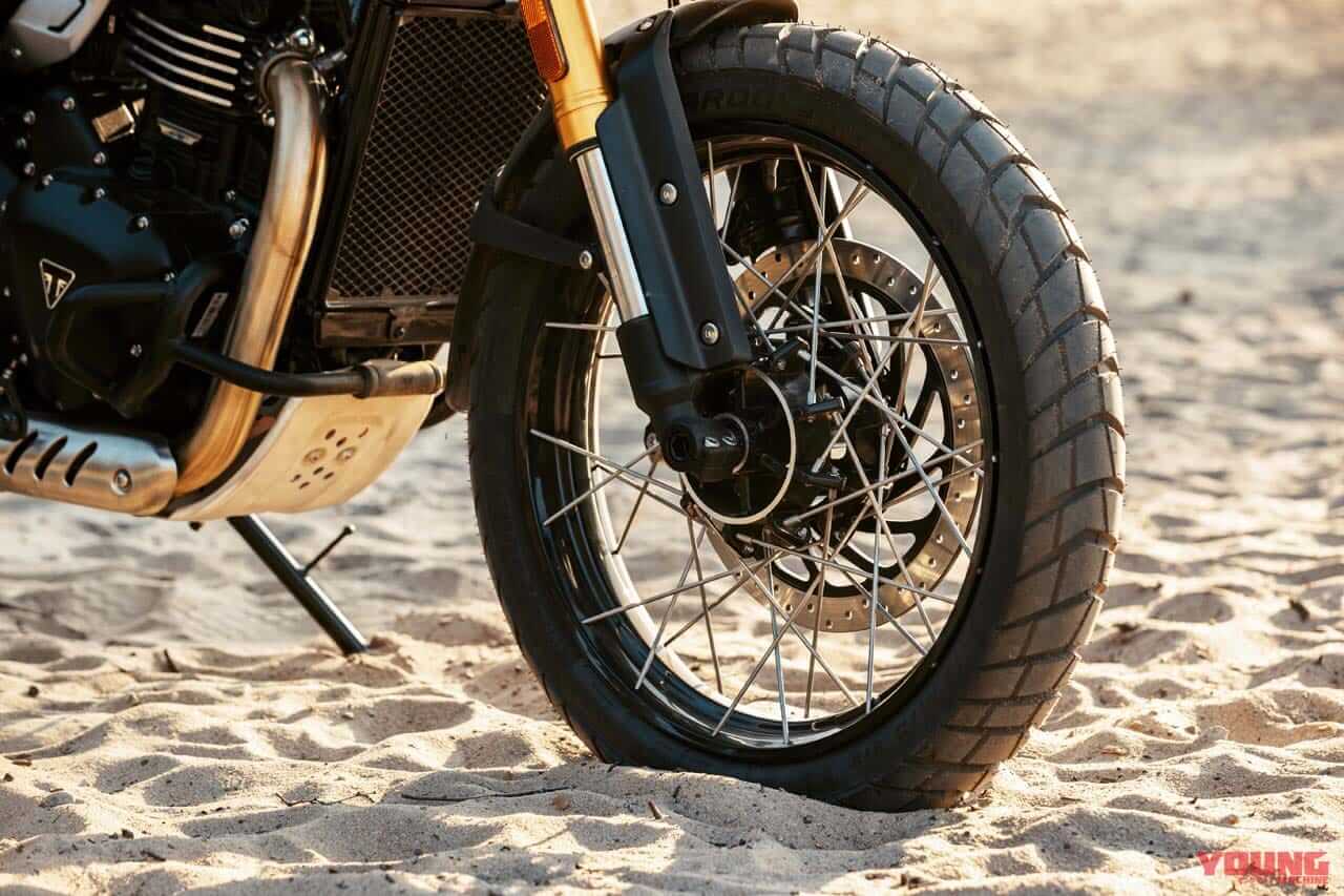 ｜普通二輪免許で乗れるトライアンフ 新型「スクランブラー400 XC」発表！ チューブレススポークホイールやガード類を備えた本格派へ