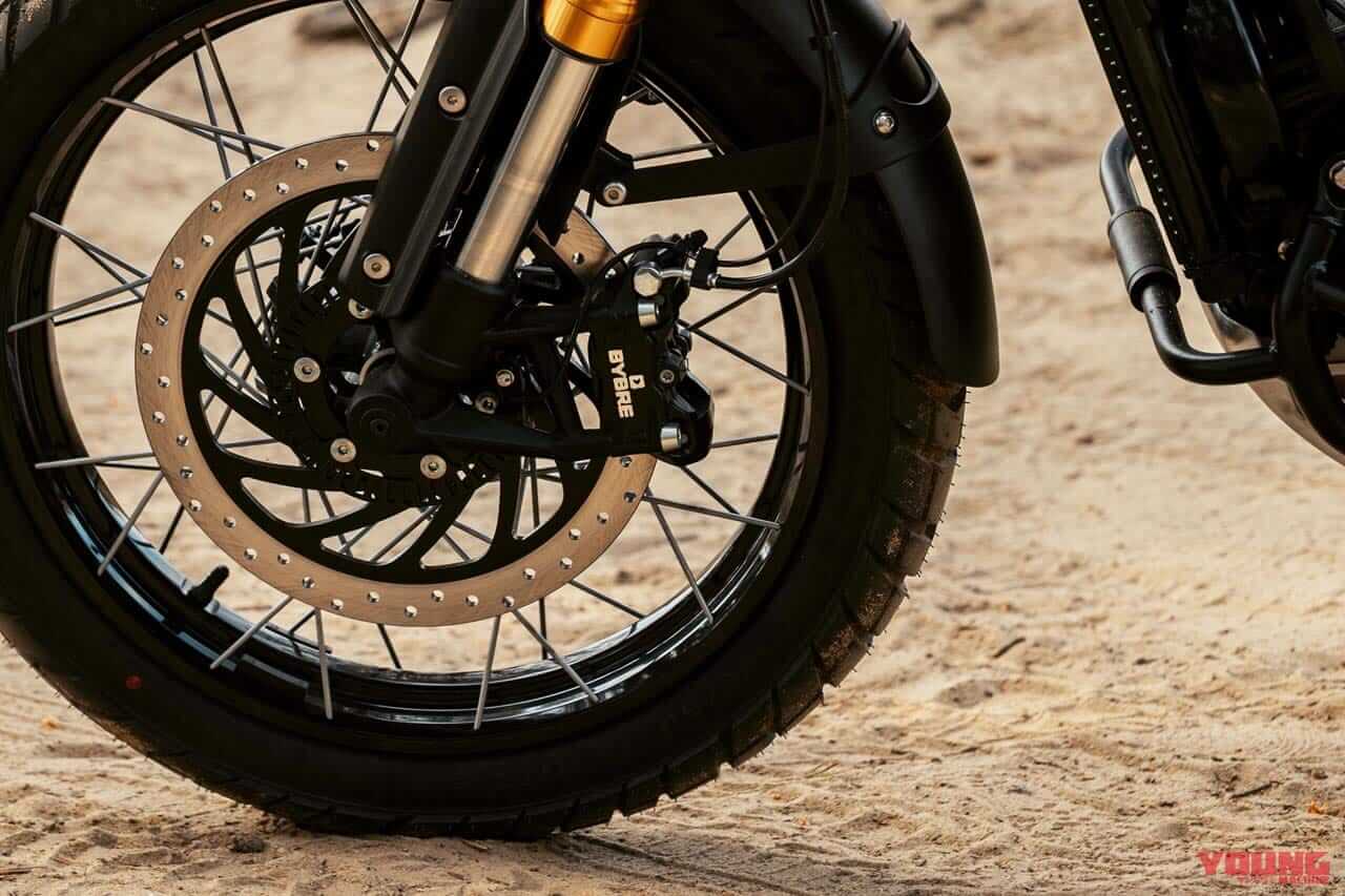 |普通二輪免許で乗れるトライアンフ 新型「スクランブラー400 XC」発表! チューブレススポークホイールやガード類を備えた本格派へ