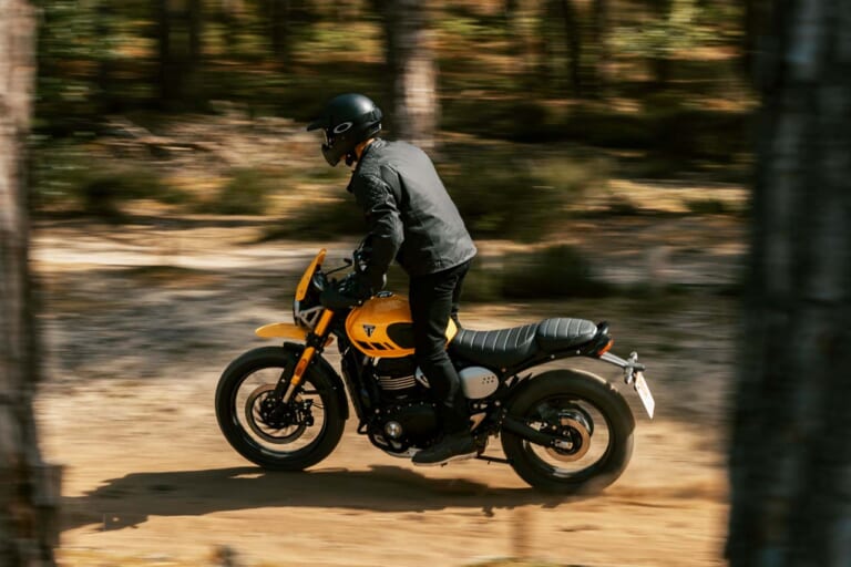 トライアンフ|スクランブラー400XC|2026年モデル|普通二輪免許で乗れるトライアンフ 新型「スクランブラー400 XC」発表! チューブレススポークホイールやガード類を備えた本格派へ