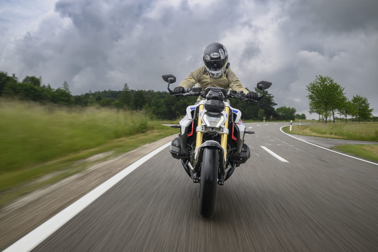 ｜【BMW R1300RT/R1300R】すべての水冷ボクサーが1300ccの新世代に〈BMW Motorrad国際試乗会〉