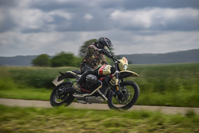 【BMW R12G/S】オフ走行を見越した専用フレームを搭載〈BMW Motorrad国際試乗会〉