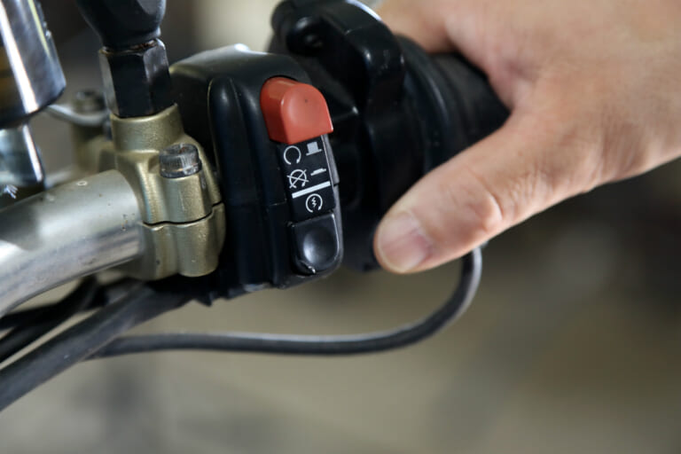 セル|バイク エンジン かからない原因と対処法|セルが回る・回らない・キック式のチェックポイント