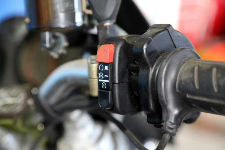 キルスイッチ|バイク エンジン かからない原因と対処法|セルが回る・回らない・キック式のチェックポイント