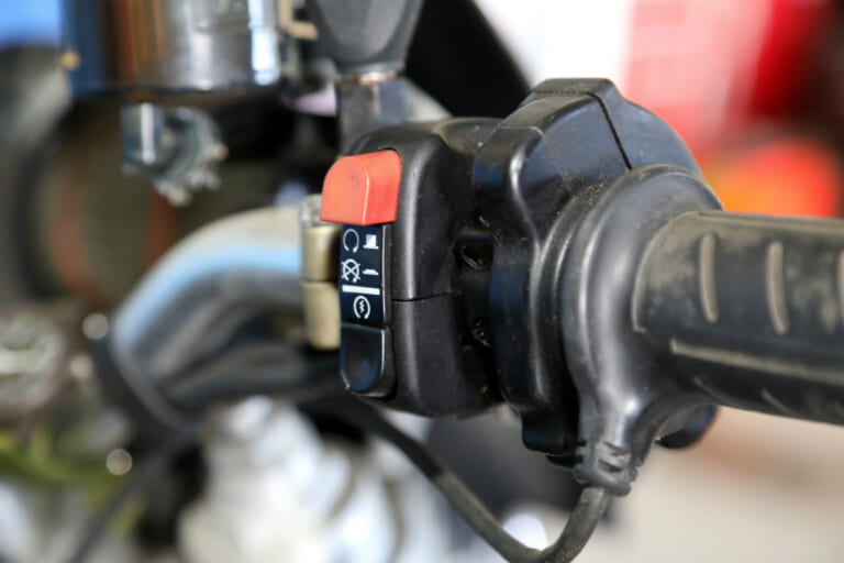 キルスイッチ|バイク エンジン かからない原因と対処法|セルが回る・回らない・キック式のチェックポイント
