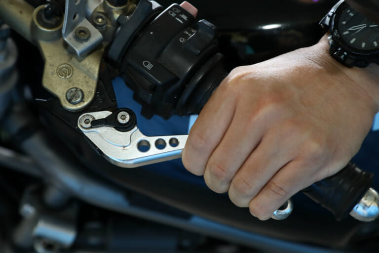 クラッチレバー|バイク エンジン かからない原因と対処法|セルが回る・回らない・キック式のチェックポイント