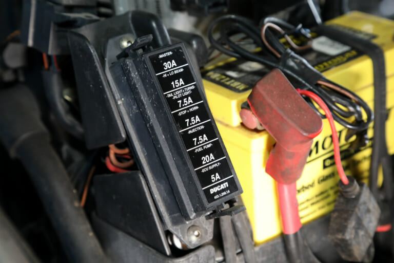 ヒューズボックス|バイク エンジン かからない原因と対処法|セルが回る・回らない・キック式のチェックポイント