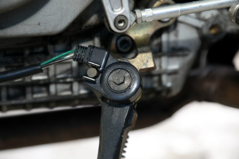 サイドスタンド|バイク エンジン かからない原因と対処法|セルが回る・回らない・キック式のチェックポイント