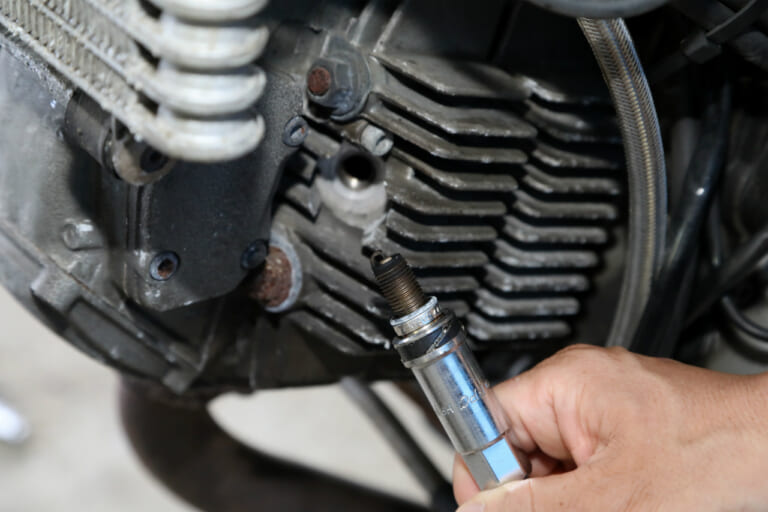 スパークプラグ|バイク エンジン かからない原因と対処法|セルが回る・回らない・キック式のチェックポイント