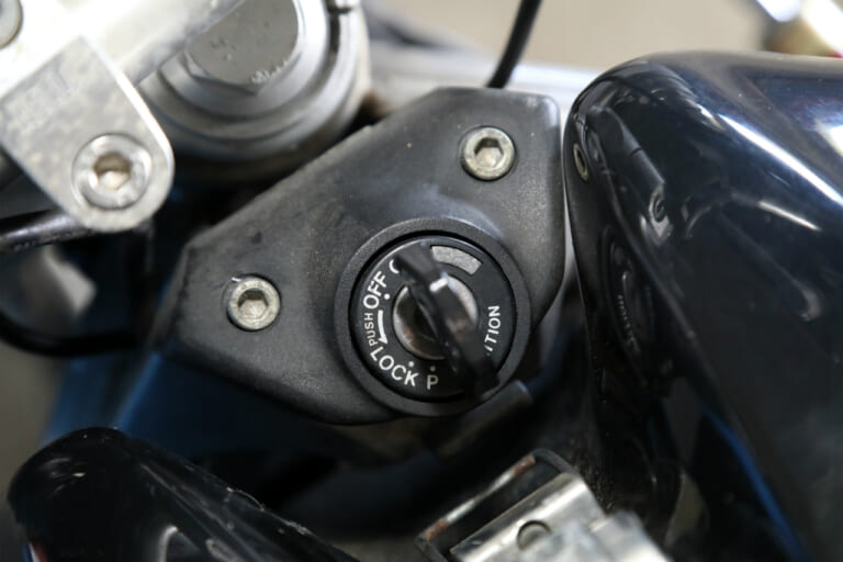 キーシリンダー|バイク エンジン かからない原因と対処法|セルが回る・回らない・キック式のチェックポイント