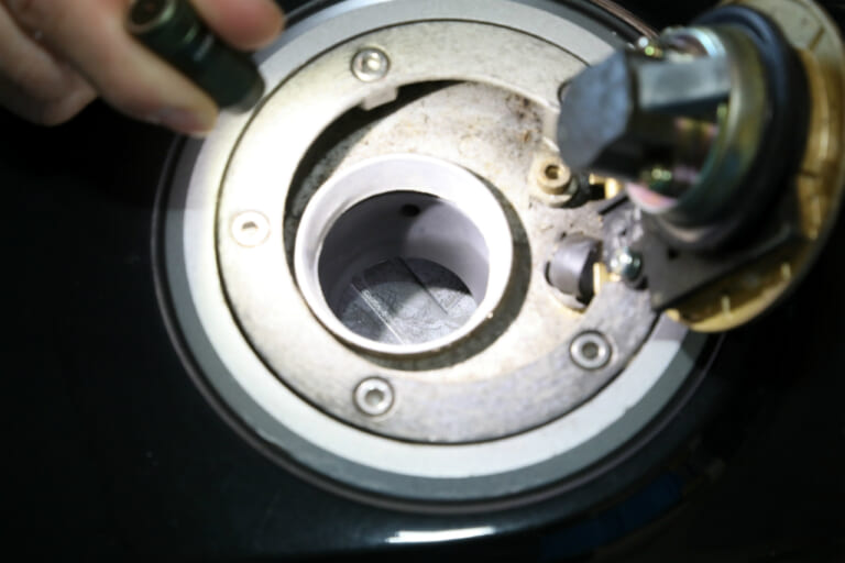 フューエルキャップ|バイク エンジン かからない原因と対処法|セルが回る・回らない・キック式のチェックポイント