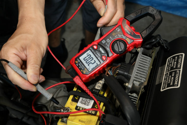 バッテリーチェッカー|バイク エンジン かからない原因と対処法|セルが回る・回らない・キック式のチェックポイント