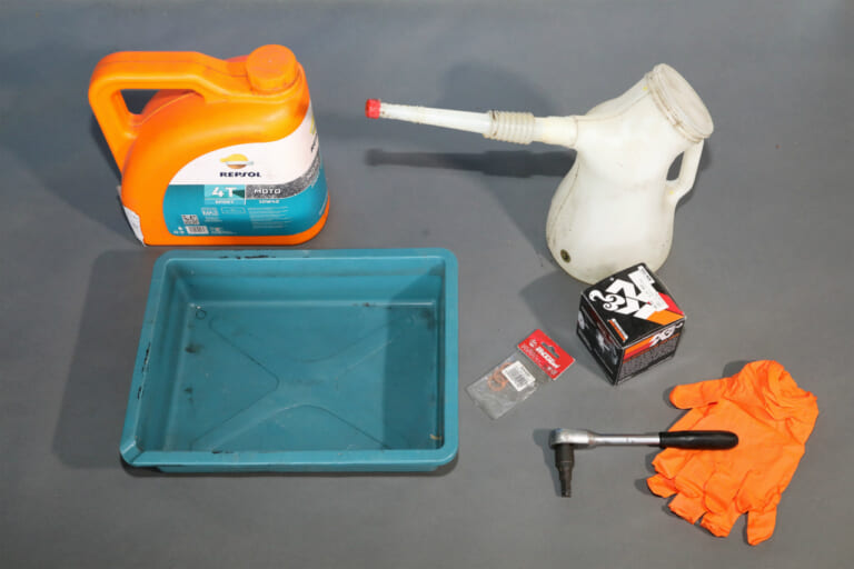 オイル交換用品｜バイク エンジンオイル 交換の頻度と目安は？自分でできる手順と注意点