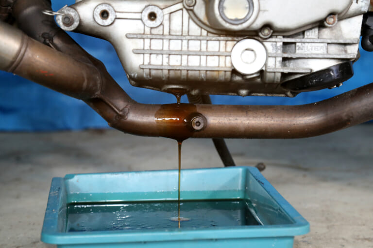 交換手順|バイク エンジンオイル 交換の頻度と目安は?自分でできる手順と注意点