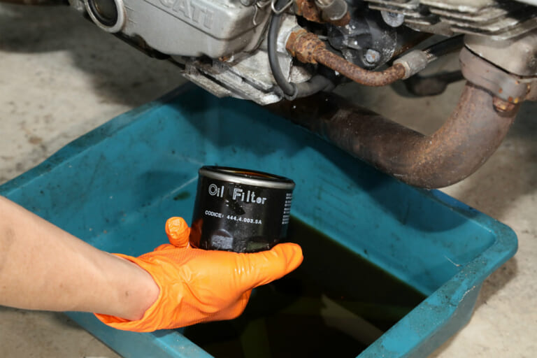 オイルフィルター|バイク エンジンオイル 交換の頻度と目安は?自分でできる手順と注意点