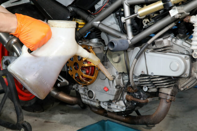 新オイル|バイク エンジンオイル 交換の頻度と目安は?自分でできる手順と注意点