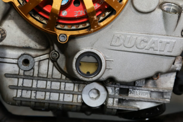 オイル量チェック|バイク エンジンオイル 交換の頻度と目安は?自分でできる手順と注意点