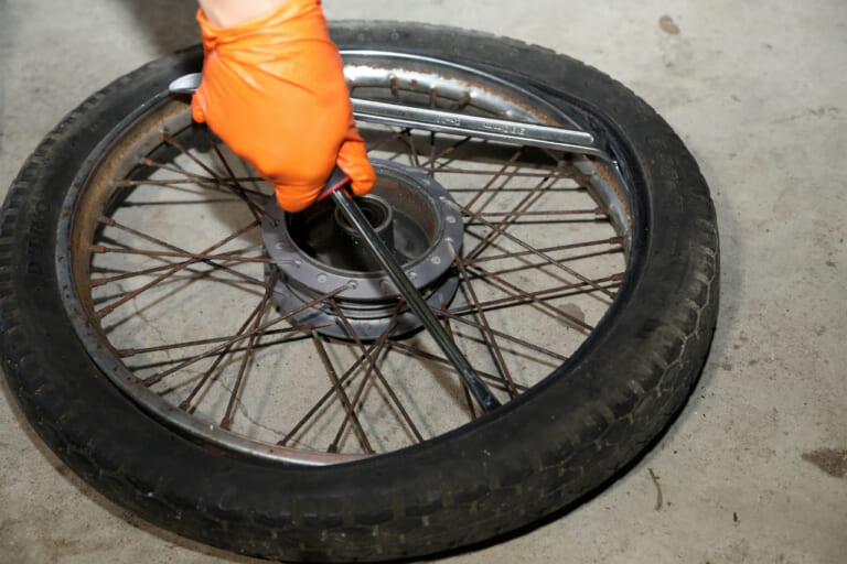 チューブタイヤを採用しているバイクのパンク修理|バイク パンク 修理を自分でやる時に注意したいポイントと落とし穴