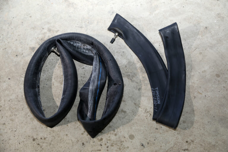 予備のチューブ|バイク パンク 修理を自分でやる時に注意したいポイントと落とし穴