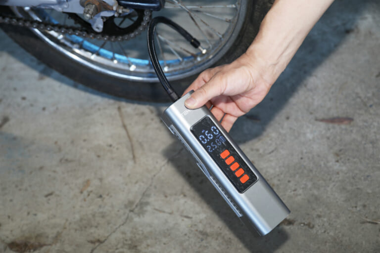 エアーを補充|バイク パンク 修理を自分でやる時に注意したいポイントと落とし穴