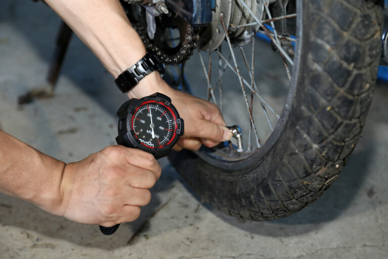 専用のエアゲージ|バイク パンク 修理を自分でやる時に注意したいポイントと落とし穴