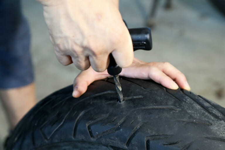 スクリューリーマーで穴を広げる|バイク パンク 修理を自分でやる時に注意したいポイントと落とし穴