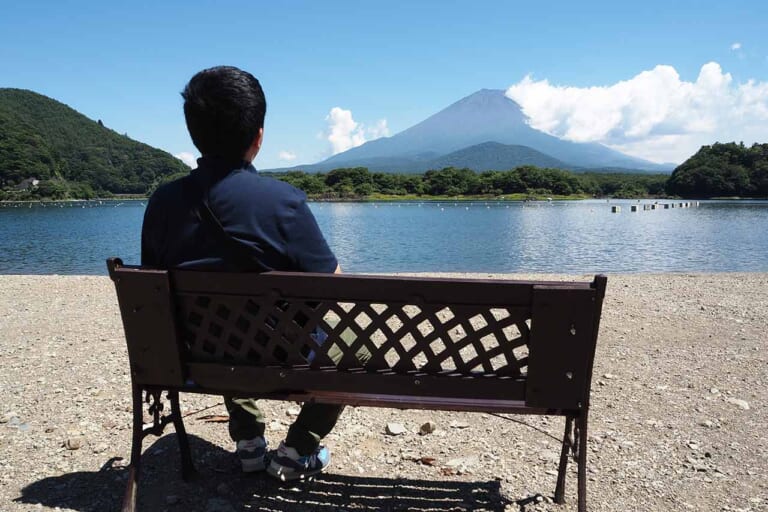 精進湖畔の他手合浜にはドラマに登場したベンチが設置｜【日本テレビ系ドラマ『ホットスポット』】聖地・精進湖で「涼湖祭」が6年ぶり復活! 限定コラボグッズ、花火、ロケ地巡りも【8月4日開催】
