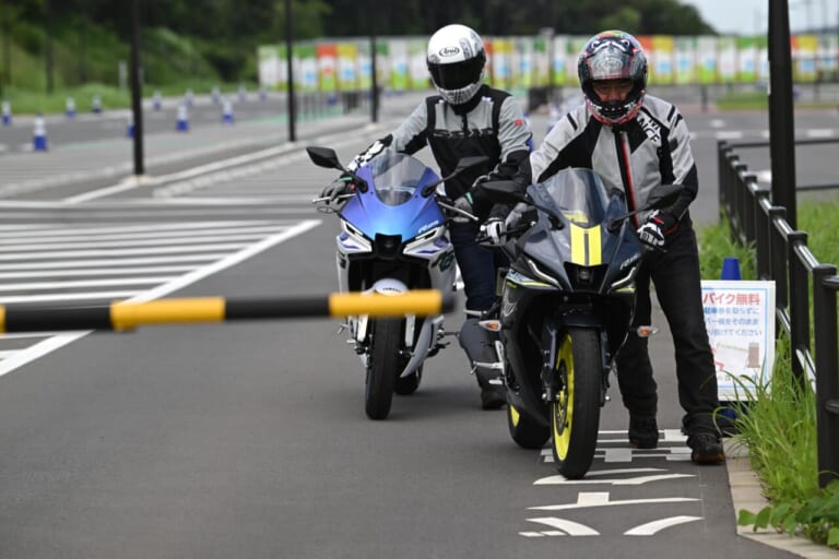 ヤマハ｜YZF-R25｜YZF-R15｜同時試乗で徹底比較だッ!! 同じヤマハの軽二輪だけど…YZF-R15とYZF-R25ってどう違う?【街中メインで試乗してみた!!】