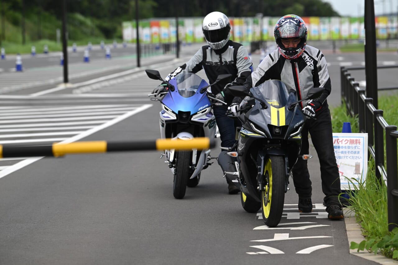 ヤマハ｜YZF-R25｜YZF-R15｜同時試乗で徹底比較だッ!! 同じヤマハの軽二輪だけど…YZF-R15とYZF-R25ってどう違う?【街中メインで試乗してみた!!】