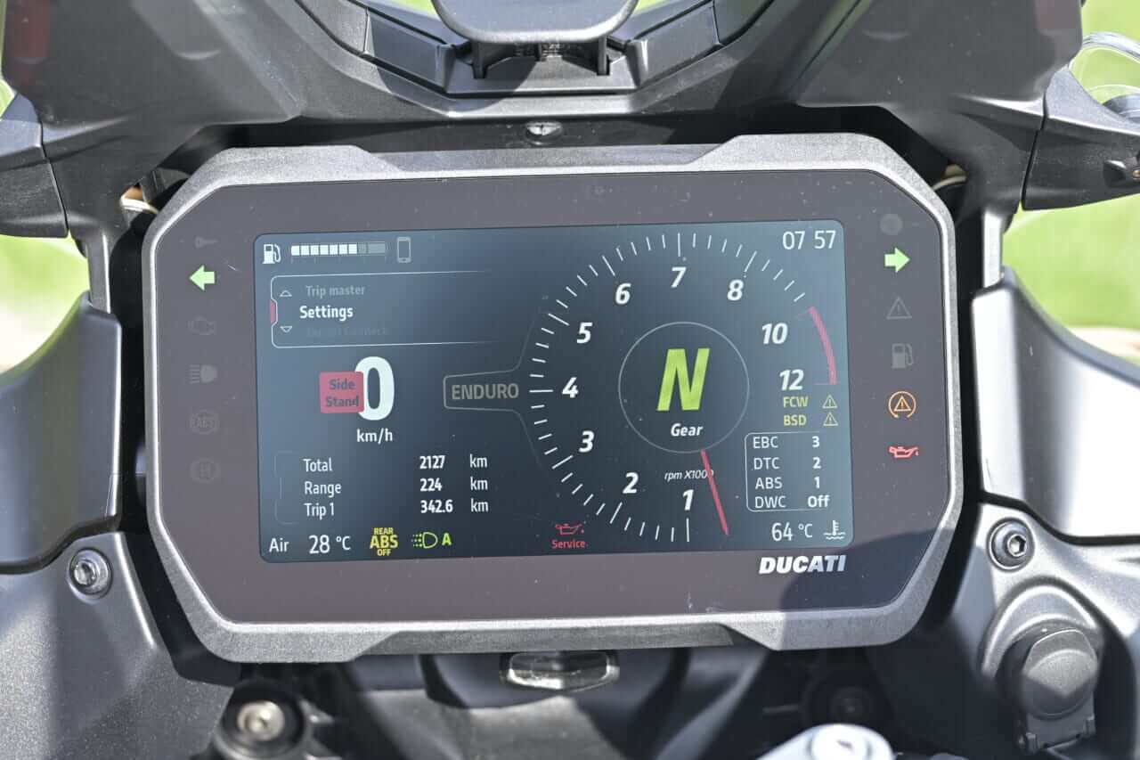 ドゥカティ ムルティストラーダV4S｜メーターパネル｜【ドゥカティ ムルティストラーダV4S】4in1バイクでラグジュアリーな旅に!
