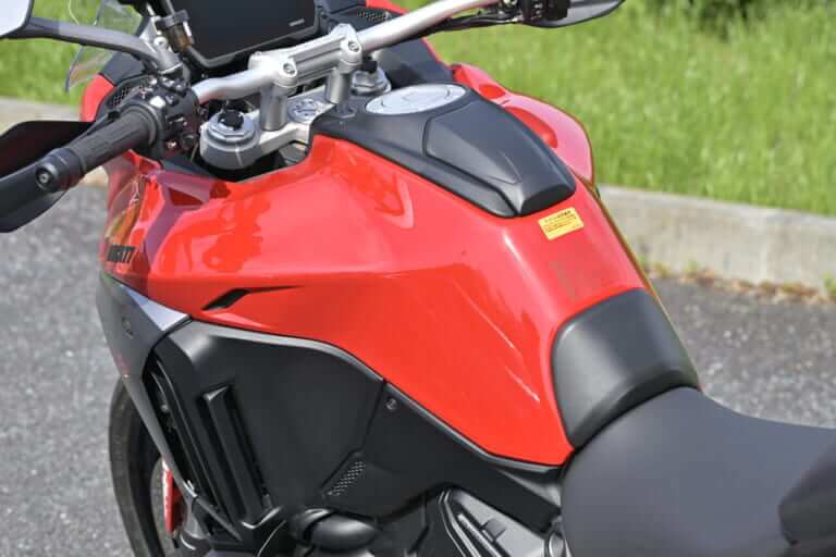 ドゥカティ ムルティストラーダV4S｜タンク｜【ドゥカティ ムルティストラーダV4S】4in1バイクでラグジュアリーな旅に!