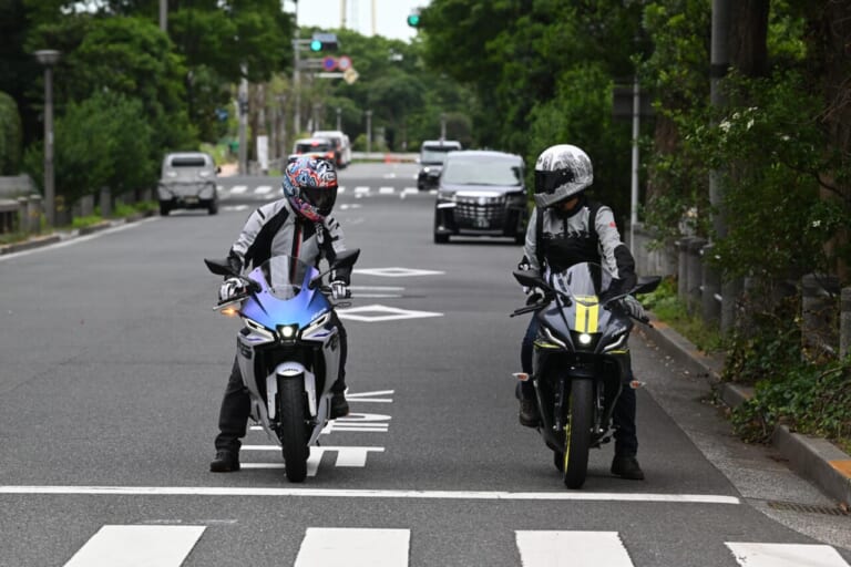 ヤマハ｜YZF-R25｜YZF-R15｜同時試乗で徹底比較だッ!! 同じヤマハの軽二輪だけど…YZF-R15とYZF-R25ってどう違う?【街中メインで試乗してみた!!】