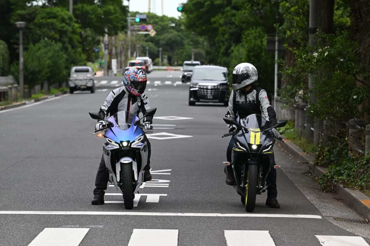 ヤマハ｜YZF-R25｜YZF-R15｜同時試乗で徹底比較だッ!! 同じヤマハの軽二輪だけど…YZF-R15とYZF-R25ってどう違う?【街中メインで試乗してみた!!】
