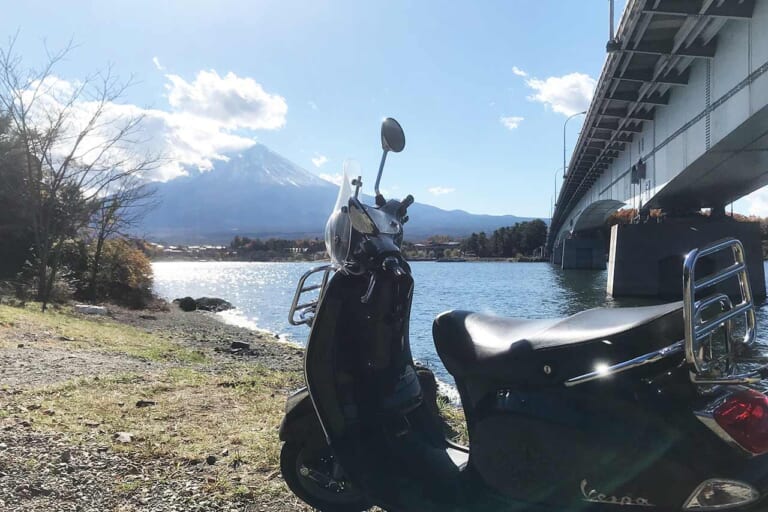 河口湖大橋たもとからの富士山｜【日本テレビ系ドラマ『ホットスポット』】聖地・精進湖で「涼湖祭」が6年ぶり復活! 限定コラボグッズ、花火、ロケ地巡りも【8月4日開催】