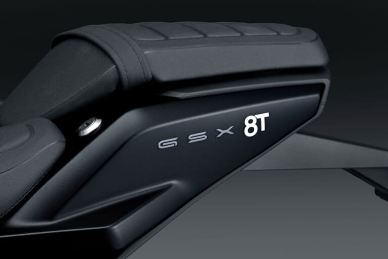 スズキ｜GSX-8T｜輸出仕様｜2025年モデル｜【速報】スズキ新型車「GSX-8T / GSX-8TT」登場!! 昭和のロードスター/ロードレーサーをオマージュした本気のネオクラシック
