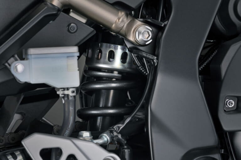 スズキ｜GSX-8T｜輸出仕様｜2025年モデル｜【速報】スズキ新型車「GSX-8T / GSX-8TT」登場!! 昭和のロードスター/ロードレーサーをオマージュした本気のネオクラシック