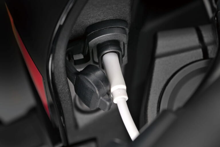 スズキ|GSX-8TT|輸出仕様|2025年モデル|【速報】スズキ新型車「GSX-8T / GSX-8TT」登場!! 昭和のロードスター/ロードレーサーをオマージュした本気のネオクラシック