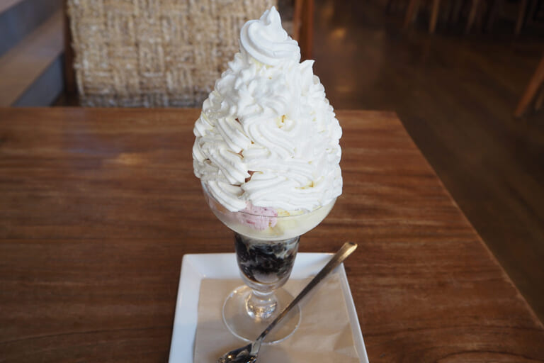 かくれんぼパフェ|【日本テレビ系ドラマ『ホットスポット』】聖地・精進湖で「涼湖祭」が6年ぶり復活! 限定コラボグッズ、花火、ロケ地巡りも【8月4日開催】