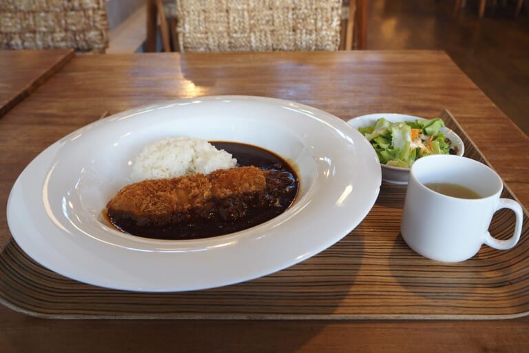 プレミアムカツカレー｜【日本テレビ系ドラマ『ホットスポット』】聖地・精進湖で「涼湖祭」が6年ぶり復活! 限定コラボグッズ、花火、ロケ地巡りも【8月4日開催】