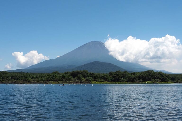 精進湖と大室山越しに見える「子抱き富士」|【日本テレビ系ドラマ『ホットスポット』】聖地・精進湖で「涼湖祭」が6年ぶり復活! 限定コラボグッズ、花火、ロケ地巡りも【8月4日開催】