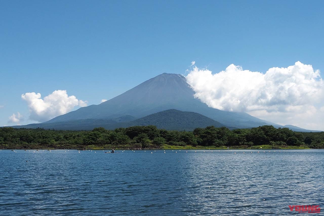 精進湖と大室山越しに見える「子抱き富士」|【日本テレビ系ドラマ『ホットスポット』】聖地・精進湖で「涼湖祭」が6年ぶり復活! 限定コラボグッズ、花火、ロケ地巡りも【8月4日開催】