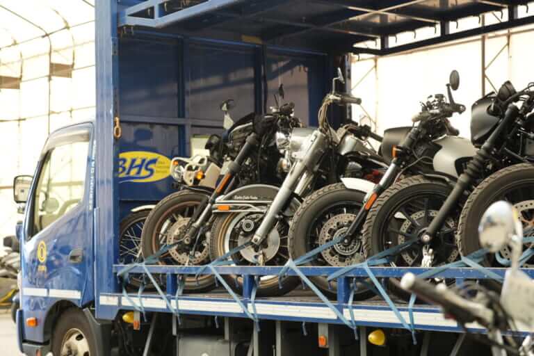 バイク輸送車|【2025年版】手ぶらで北海道ツーリング! ゼロ・プラスBHSが手がける「愛車と行く夢の旅」