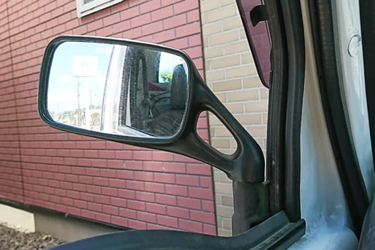 GPZ900Rの純正後期ミラーを取り付けたなちおさんのハイゼットトラック|「ニンジャのミラーが軽トラにボルトオン!? 」カワサキフリーク&バイク好きにも刺さる【カンタンでリーズナブルな定番チューン】