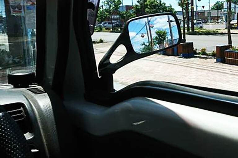 GPZ900Rの純正後期ミラーを取り付けたなちおさんのハイゼットトラック|「ニンジャのミラーが軽トラにボルトオン!? 」カワサキフリーク&バイク好きにも刺さる【カンタンでリーズナブルな定番チューン】